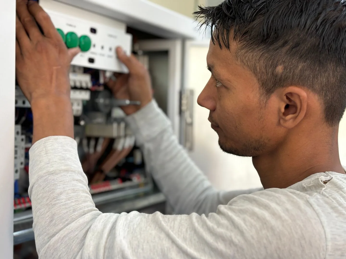 Un électricien intervient sur un tableau électrique